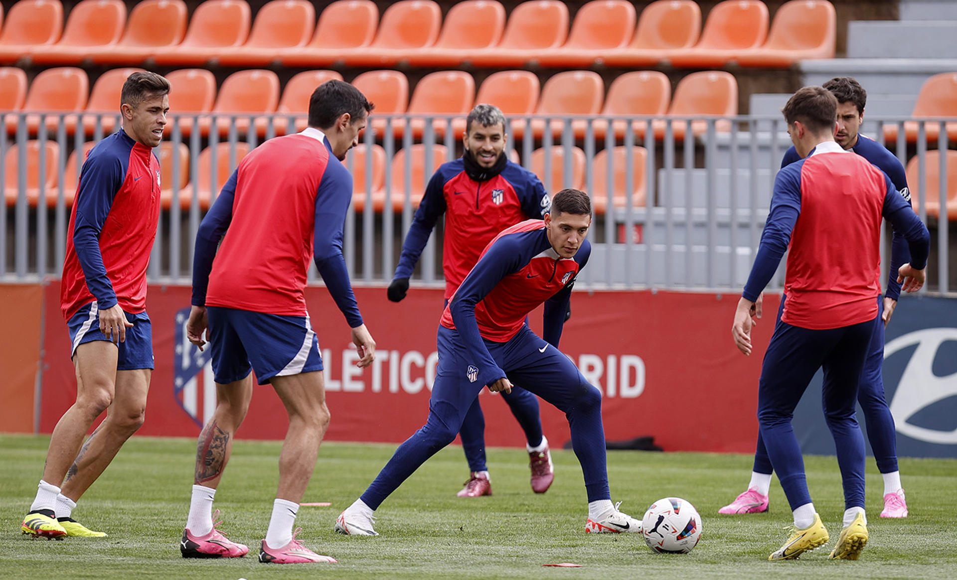 Paulista, Molina, Correa, Savic y Giménez, en un ejercicio del entrenamiento de este sábado. EFE/ Atlético De Madrid
