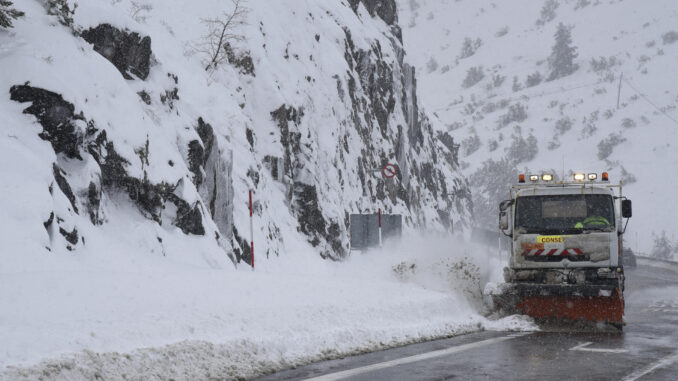 Nieve en la zona de Canfranc y Candanchú, en el Valle del Aragón (Huesca) este domingo.EFE/ Javier Blasco
