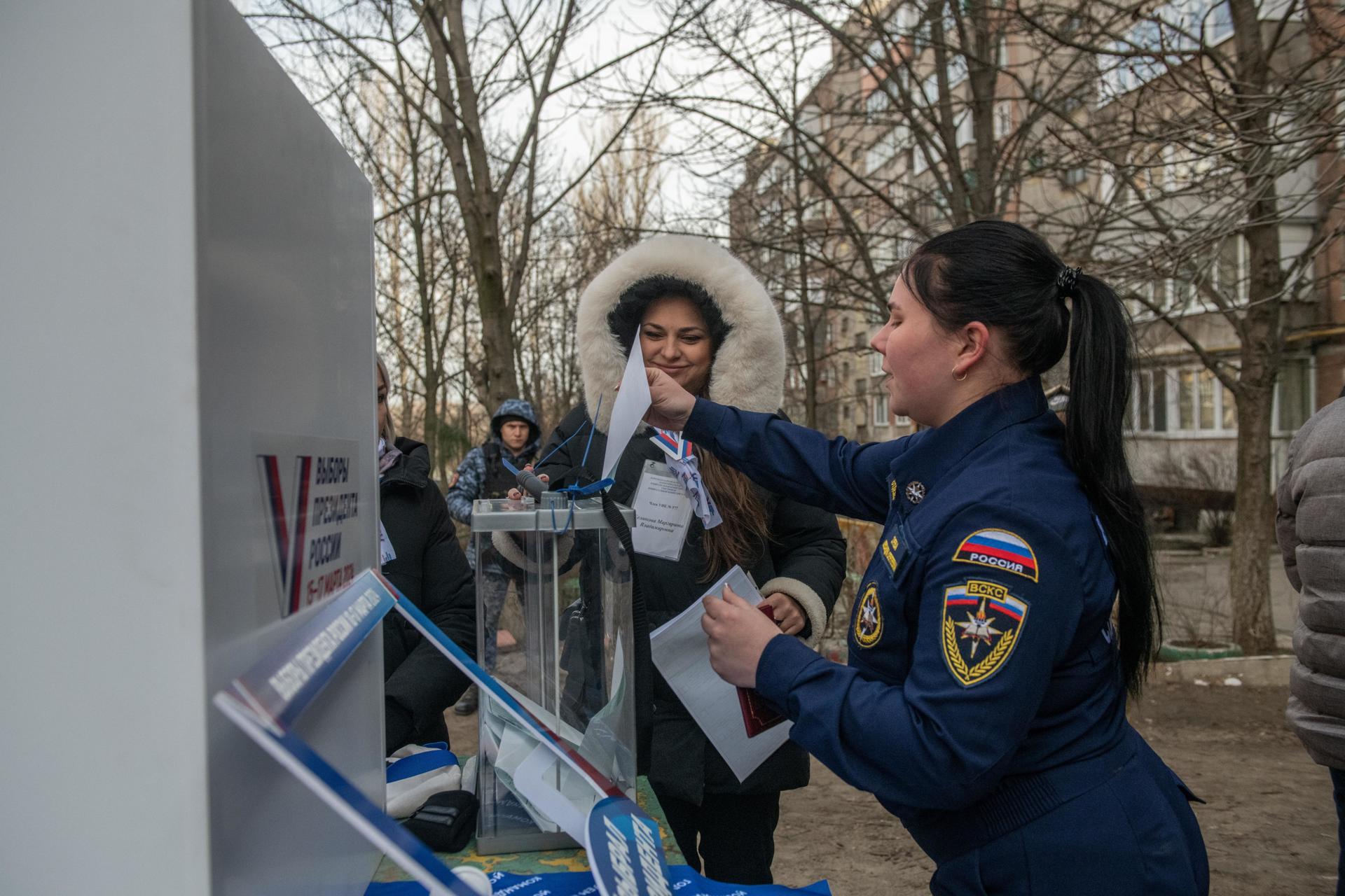 Un rescatista ruso deposita su voto durante una votación anticipada en las elecciones presidenciales rusas, en una calle de Donetsk, parte de Ucrania controlada por Rusia, el 13 de marzo de 2024. El Consejo de la Federación ha previsto elecciones presidenciales para el 17 de marzo de 2024. La votación durará tres días, del 15 al 17 de marzo. Cuatro candidatos registrados por la Comisión Electoral Central de la Federación de Rusia compiten por el puesto de jefe de Estado, entre ellos el actual Presidente Putin. Los residentes de Donbass y Novorossiya eligen por primera vez al presidente de Rusia. (Elecciones, Rusia, Ucrania) EFE/EPA/STRINGER
