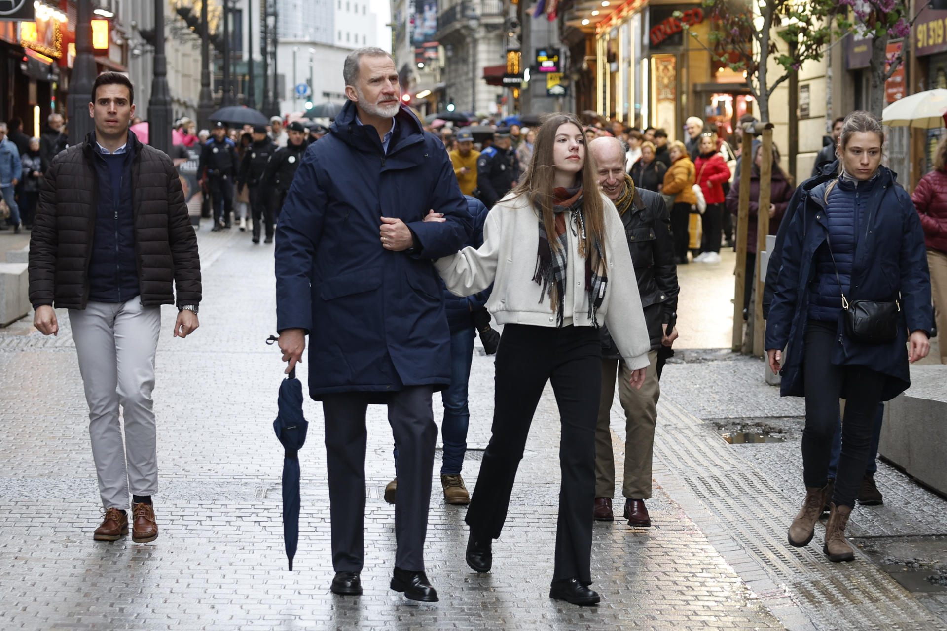 El rey Felipe y la infanta Sofía, durante la procesión de Nuestra Señora de la Soledad y Desamparo y del Paso del Santísimo Cristo Yacente, en la que ha participado junto la reina Letizia y princesa Leonor, este sábado en la madrileña calle de Alcalá.-EFE/ Mariscal
