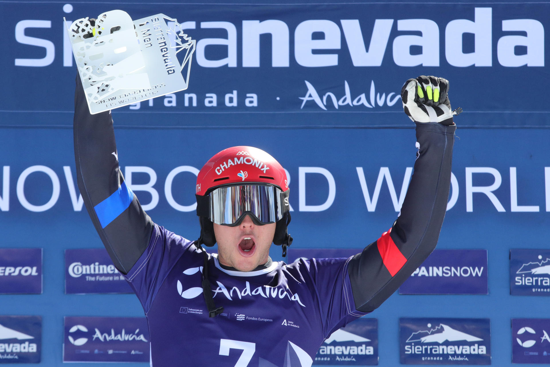 El corredor Surget Merlin se hace con el triunfo en la final masculina de la segunda prueba de la Copa del Mundo de Snowboard cross, este domingo en Sierra Nevada. EFE. Pepe Torres.
