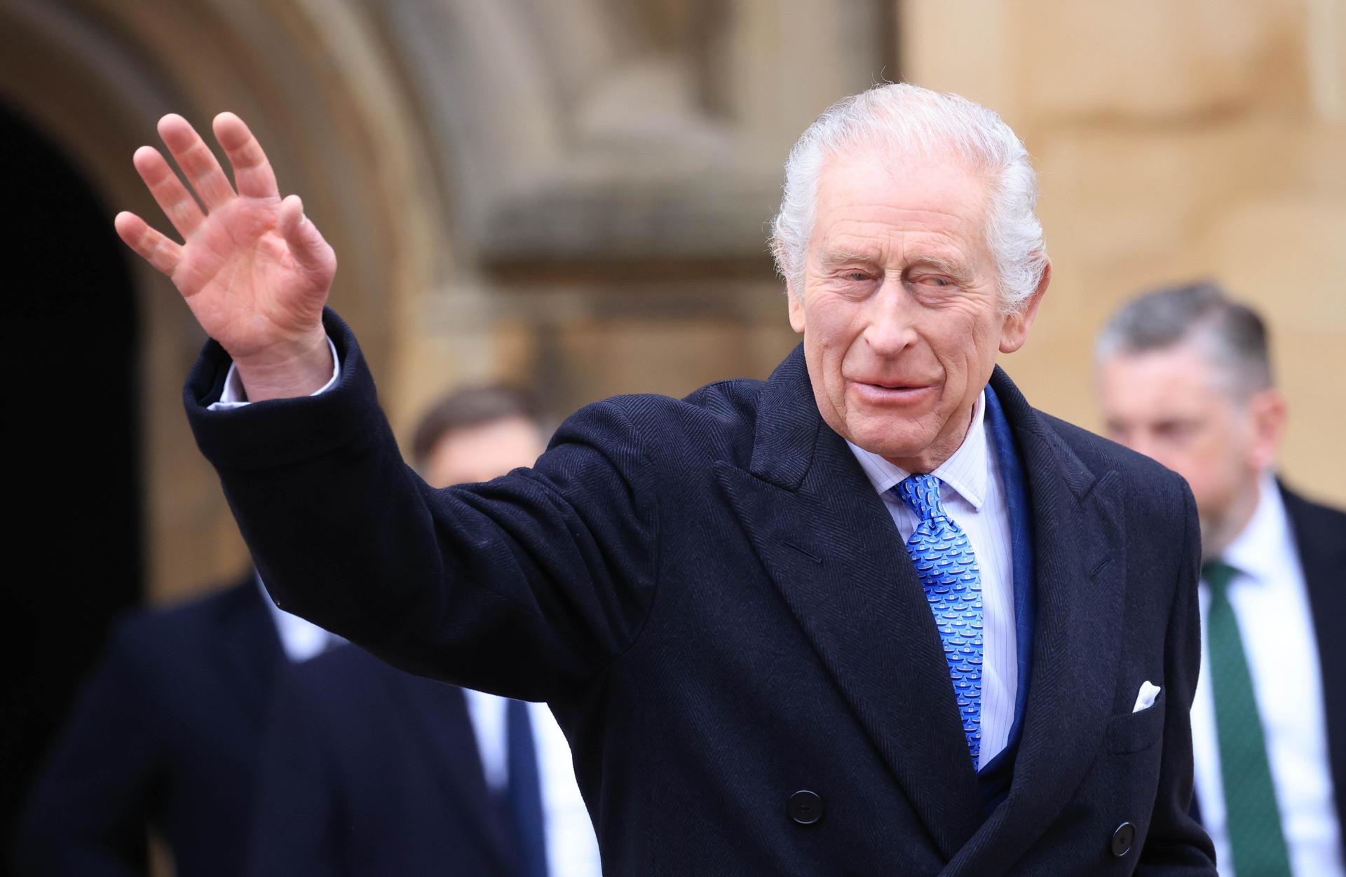 El rey Carlor III saluda a la salida de la misa de Pascua. (Reino Unido) EFE/EPA/NEIL HALL
