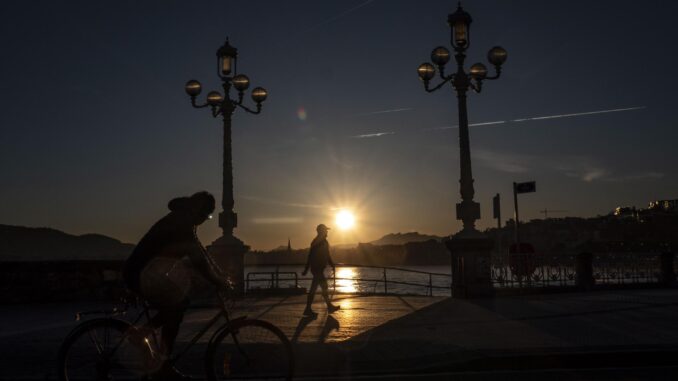 Varias personas pasean a primera hora de este miércoles en San Sebastián. EFE/Javier Etxezarreta
