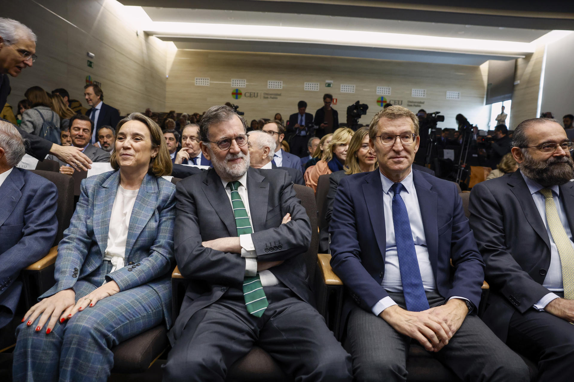 El líder popular, Alberto Núñez Feijóo (2d); la secretaria general del PP, Cuca Gamarra; el expresidente del Gobierno Mariano Rajoy (2i), y el presidente de la ACdP y de la Fundación Universitaria San Pablo CEU, Alfonso Bullón de Mendoza (d), a su llegada al homenaje al político Eugenio Nasarre, fallecido el pasado mes de enero, celebrado este lunes en la Universidad CEU San Pablo de Madrid. EFE/ Zipi
