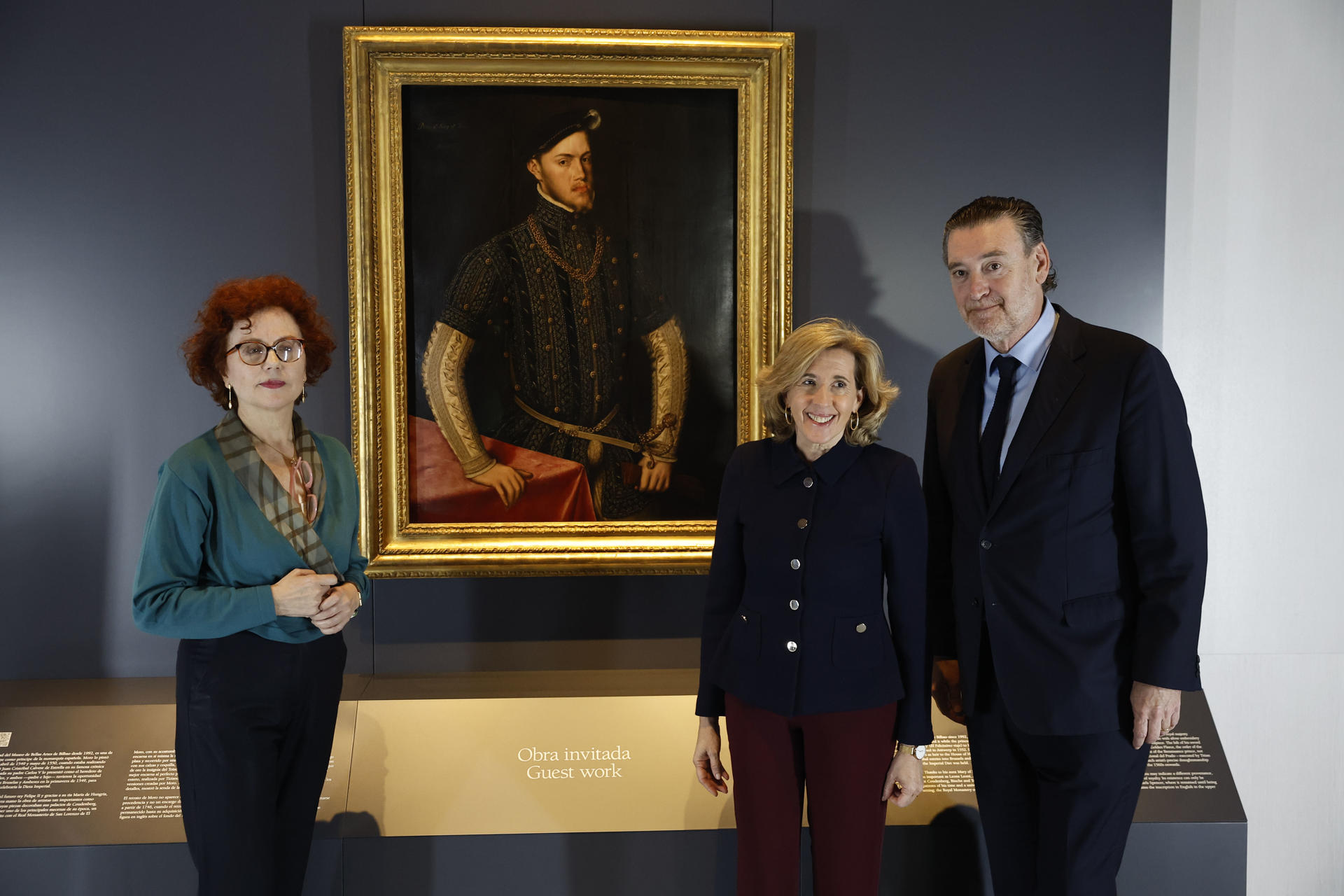 La directora de la Galería de las Colecciones Reales, Leticia Ruiz (i), la presidenta de Patrimonio Nacional, Ana de la Cueva (c), y el director del Museo de Bellas Artes de Bilbao, Miguel Zugaza, durante la presentación de la primera obra invitada a la galería de las Colecciones Reales, el retrato de Felipe II que pintó Antonio Moro en 1549-1550, este miércoles en Madrid.- EFE/ Chema Moya
