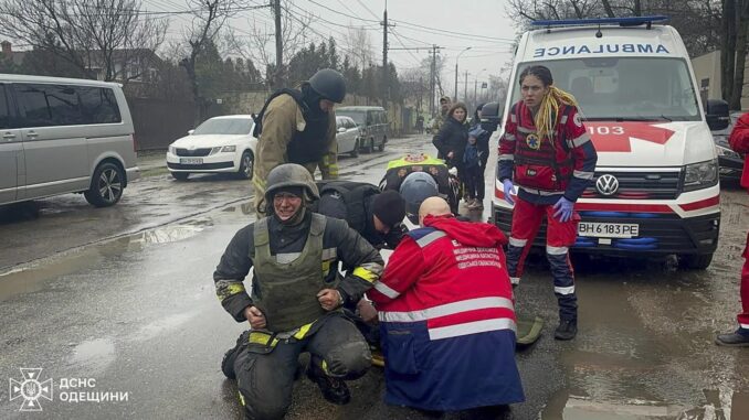 Una fotografía proporcionada por el Servicio Estatal de Emergencia muestra a los rescatistas ucranianos trabajando en el sitio de un objeto de infraestructura civil dañado después de un doble ataque con cohetes en la ciudad sureña de Odesa, Ucrania, 15 Marzo de 2024. Después de que los rescatistas llegaron al lugar del ataque, el lugar fue alcanzado por un segundo ataque con cohetes, en el que murió al menos un rescatista. Al menos 16 personas murieron y otras 53 resultaron heridas tras el ataque con cohetes rusos en Odesa, según el informe del Servicio Estatal de Emergencia de Ucrania. Las tropas rusas entraron en territorio ucraniano en febrero de 2022, iniciando un conflicto que ha provocado destrucción y una crisis humanitaria. (Rusia, Ucrania) EFE/EPA/SERVICIO DE EMERGENCIA ESTATAL FOLLETO 46832 FOLLETO SÓLO PARA USO EDITORIAL/NO VENTAS FOLLETO SÓLO PARA USO EDITORIAL/NO VENTAS
