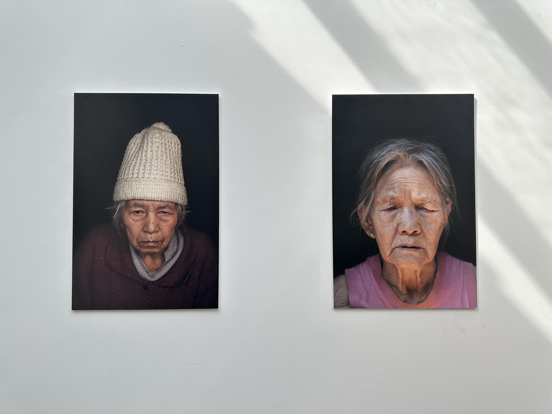 Obra 'Women's resilience', parte de una serie fotográfica de varios artistas de Birmania, dentro de la muestra 'Nuestras voces, nuestras necesidades', que se expone en Bruselas (Bélgica). EFE/ Laura P. Gutiérrez
