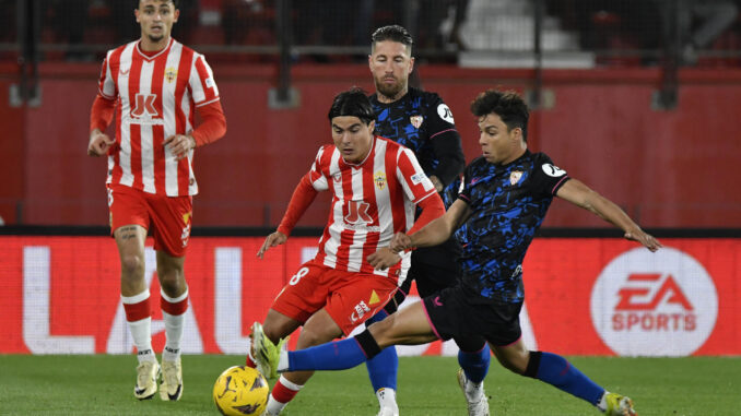 Los jugadores del Sevilla FC Oliver Torres (dcha) y Sergio Ramos (2d) disputan un balon con el jugador de la UD Almería Luka Romero (2i), durante el partido de la jornada 28 de LaLiga EA Sports EFE/Carlos Barba
