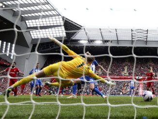 El delantero egipcio del Liverpool Mohamed Salah (I) logra el 2-1 al superar al portero Bart Verbruggen (C), del Brighton, durante el partido de la Premier League que han juugado Liverpool y Brighton & Hove Albion en Liverpool, Reino Unido. EFE/EPA/ADAM VAUGHAN