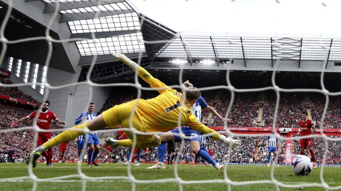 El delantero egipcio del Liverpool Mohamed Salah (I) logra el 2-1 al superar al portero Bart Verbruggen (C), del Brighton, durante el partido de la Premier League que han juugado Liverpool y Brighton & Hove Albion en Liverpool, Reino Unido. EFE/EPA/ADAM VAUGHAN
