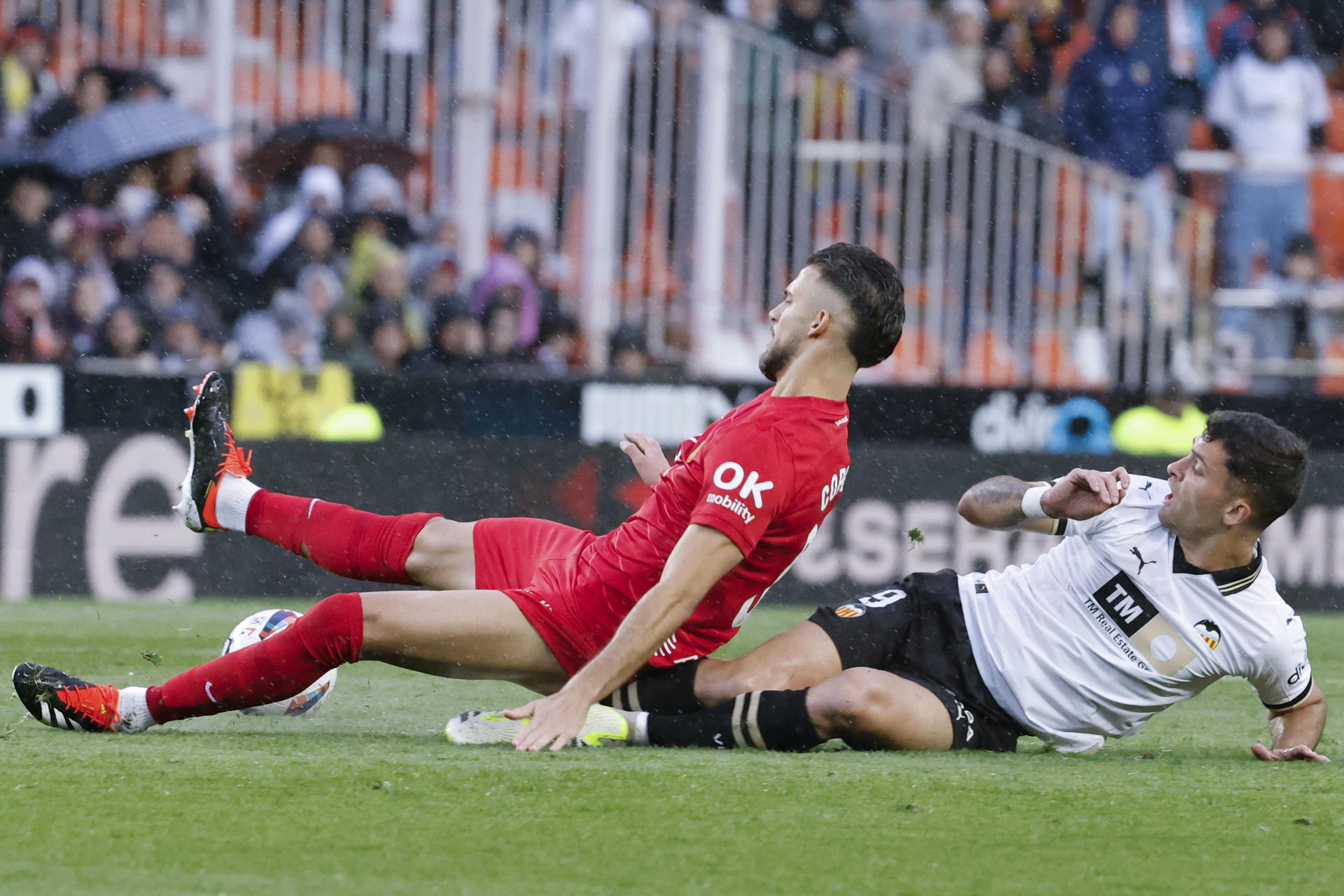 El centrocampista del RCD Mallorca José Manuel Arias Copete y el delantero del Valencia CF Hugo Duro, durante el partido de la jornada 30 de LaLiga en el estadio de Mestalla, en Valencia. EFE/ Ana Escobar
