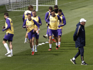 El técnico italiano Carlo Ancelotti (d) junto a sus jugadores durante el entrenamiento previo a su enfrentamiento liguero contra el Athletic. EFE/Chema Moya