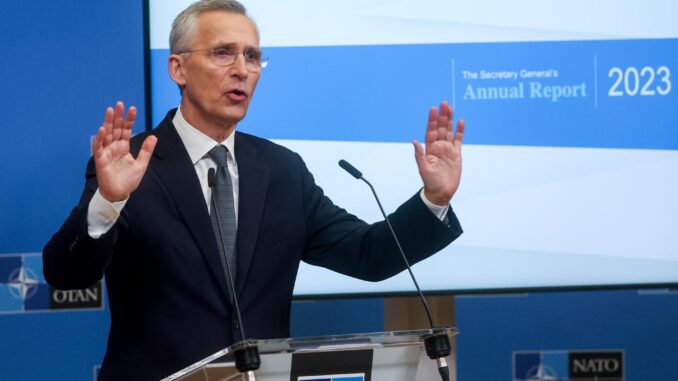 El Secretario General de la OTAN, Jens Stoltenberg, responde a las preguntas de un periodista durante una conferencia de prensa de presentación de su informe anual para 2023 en la sede de la OTAN en Bruselas, Bélgica, el 14 de marzo de 2024. (Bélgica, Bruselas) EFE/EPA/OLIVIER HOSLET
