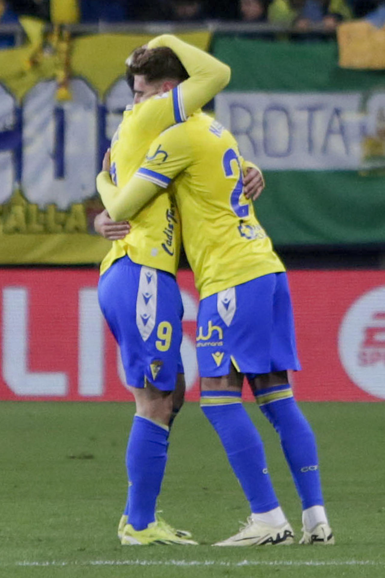 Robert Navarro celebra el 1-0 con Juanmi. EFE/Román Ríos
