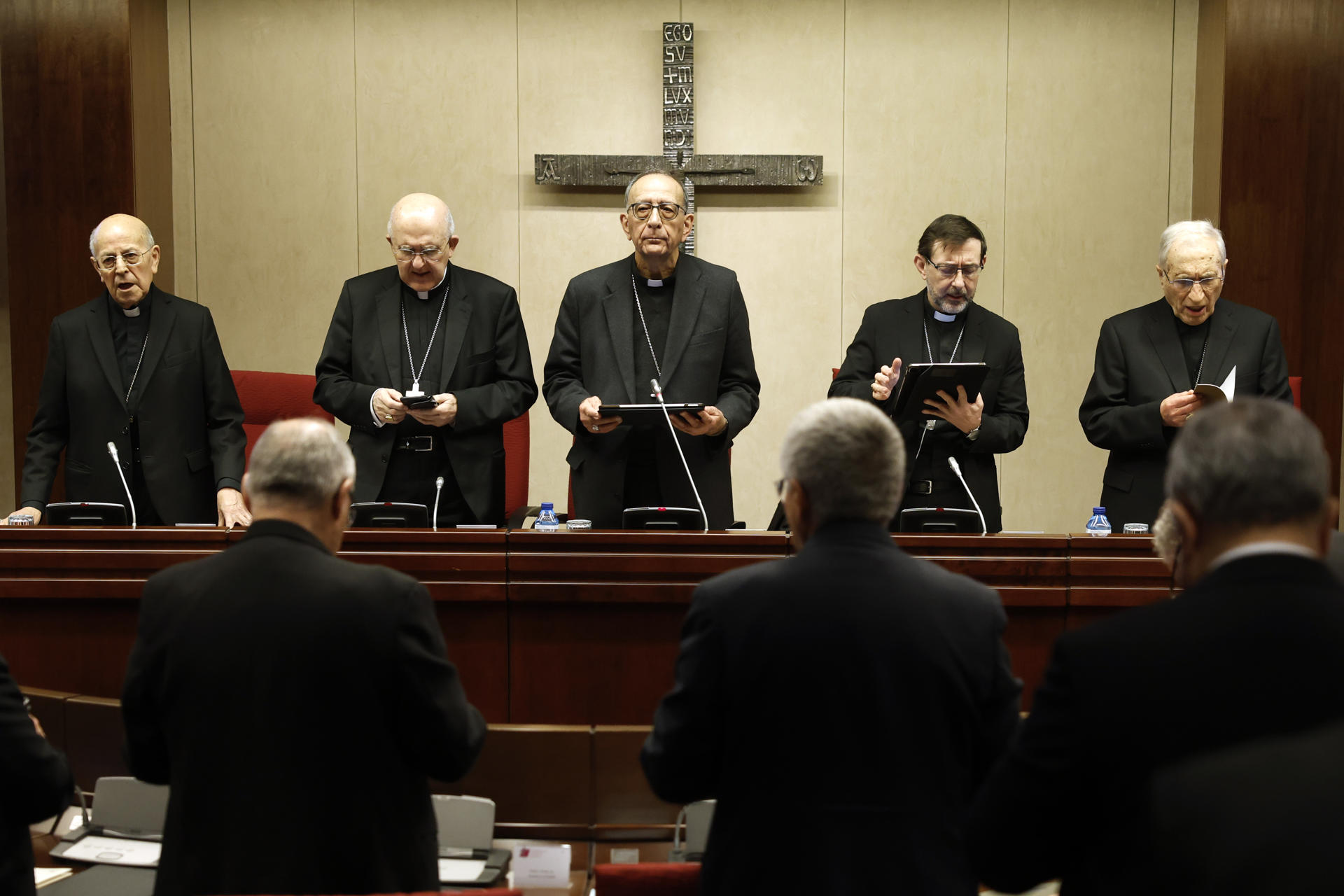 La Conferencia Episcopal Española (CEE) celebra la Asamblea Plenaria de los obispos durante la que se elegirá al nuevo presidente de esta institución, que sustituirá al cardenal Juan José Omella (c), este lunes en Madrid. EFE/ Mariscal
