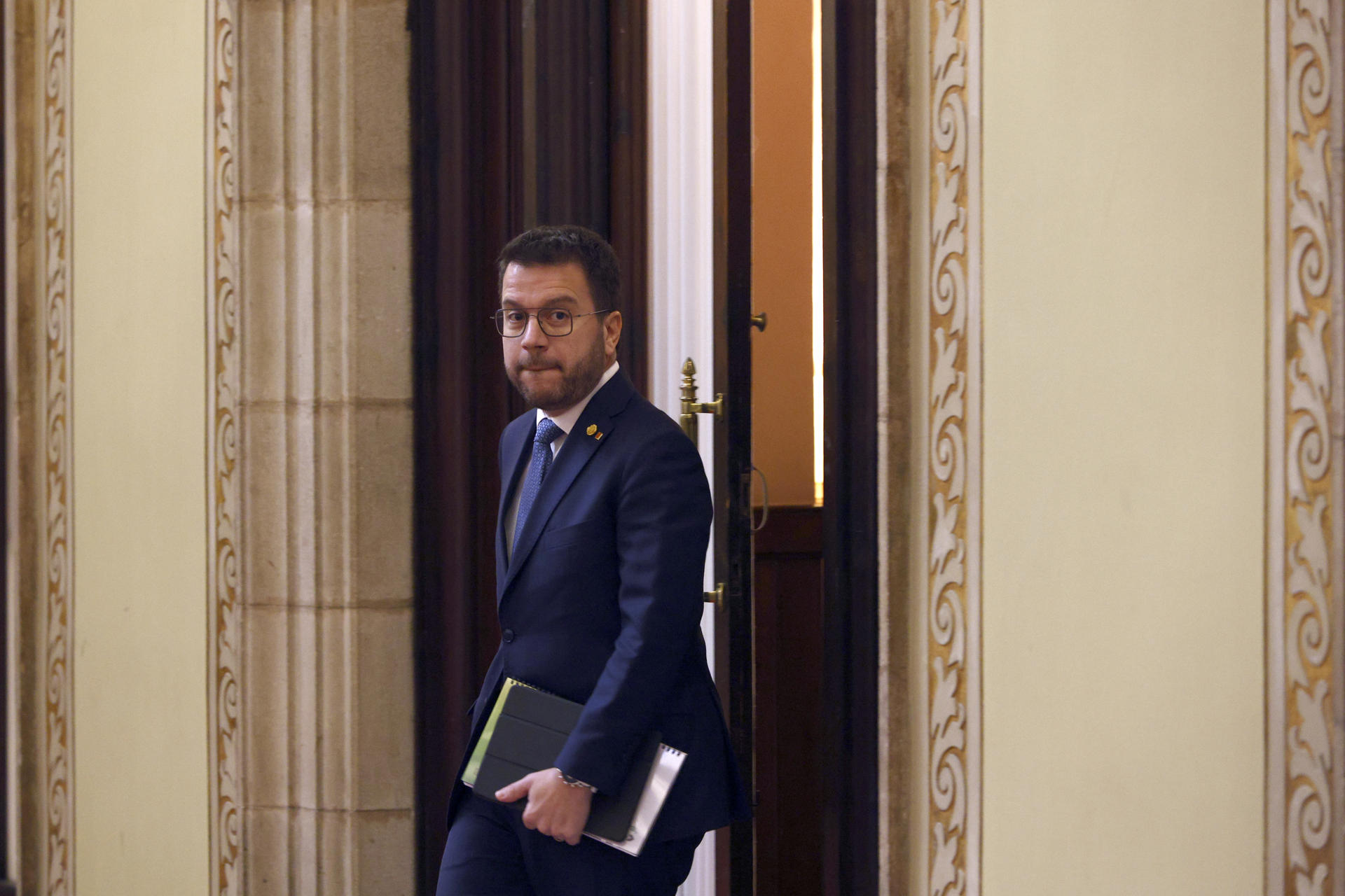 El presidente de la Generalitat, Pere Aragonès, momentos antes del inicio del debate de totalidad de los presupuestos de la Generalitat para 2024 en el Parlamento de Cataluña, sin que de momento Aragonès haya podido atar el apoyo de los comunes a las cuentas. EFE/Quique García
