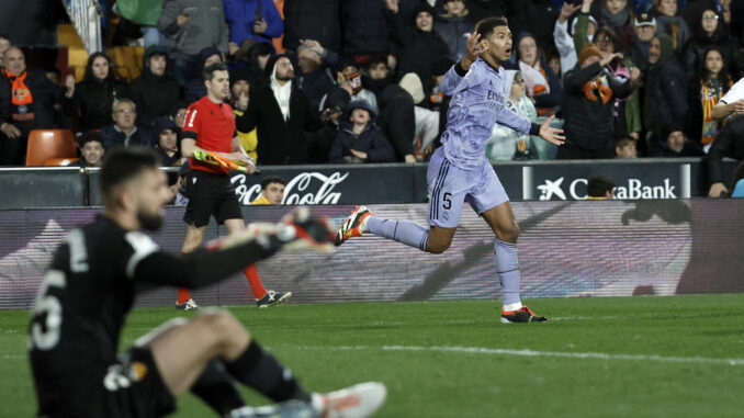 El centrocampista inglés del Real Madrid Jude Bellingham (d) trasmarcar el gol que ha sido anulado en el último momento del partido correspondiente a la jornada 27 de Primera División que Valencia y Real Madrid disputaron en el estadio de Mestalla, en Valencia. EFE / Biel Aliño
