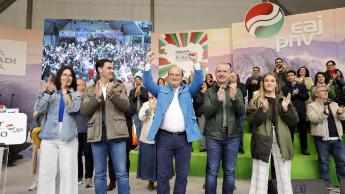 El PNV celebra el Aberri Eguna (día de la patria vasca) con un acto en el que intervienen el lehendakari, Iñigo Urkullu (2d); el candidato a sucederle, Imanol Pradales (2i), y el presidente del partido, Andoni Ortuzar (3i), a pocos días del comienzo de la campaña electoral para las elecciones vascas del 21 de abril. EFE/ Luis Tejido
