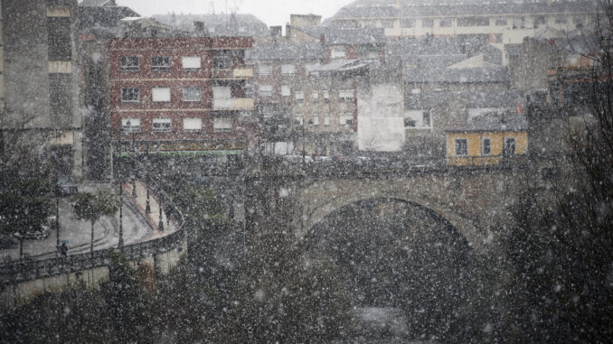 Temporal de nieve en El Bierzo este viernes. EFE/ Ana F. Barredo
