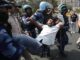 Miembros de las fuerzas de seguridad detienen a un opositor del Partido Aam Aadmi (AAP) durante una protesta contra el arresto del Ministro Principal de Delhi, Arvind Kejriwal, cerca de la sede del Partido Bharatiya Janta en Nueva Delhi, India, 22 de marzo 2024. Kejriwal fue arrestado por la Dirección de Ejecución (ED) por las presuntas irregularidades en el caso de la política de impuestos especiales sobre bebidas alcohólicas de Delhi el 21 de marzo de 2024. (Protestas, Nueva Delhi
EFE/EPA/RAJAT GUPTA