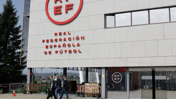 Agentes de la UCO a la salida este miércoles de la sede de la Federación Española de Fútbol en Madrid. EFE/J.J. Guillén
