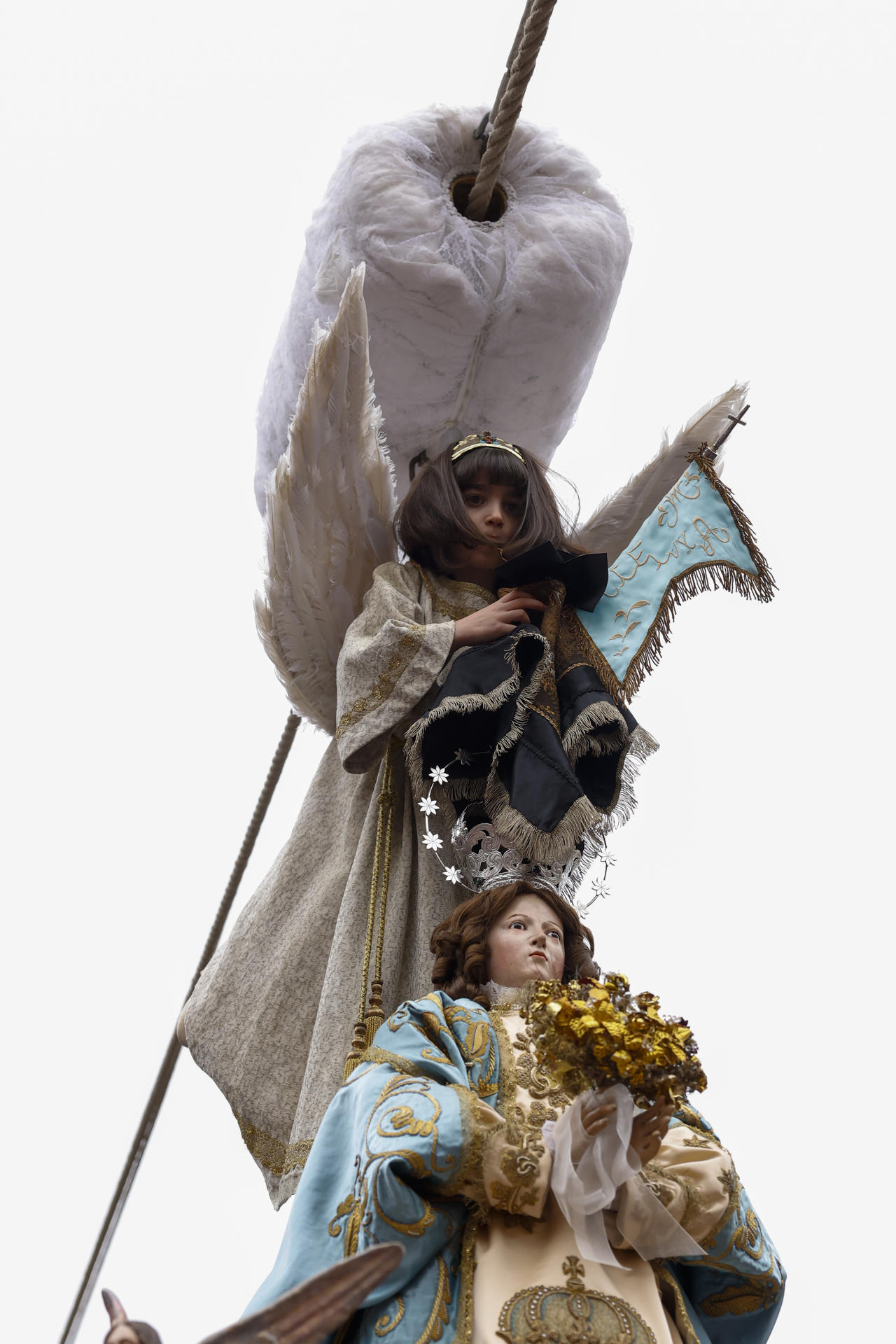 La localidad navarra de Tudela ha vivido este domingo uno de los momentos cumbre del año, la Bajada del Ángel que anuncia a la Virgen María la resurrección de su hijo en una escena declarada Fiesta de Interés Turístico Nacional y a la que han acudido miles de personas. Protagonizada en esta ocasión por la niña Naia Pardo, de 7 años, la ceremonia ha repetido simbolismo religioso y emoción, la misma que le avala como rito ancestral que se remonta a finales del siglo XIII aunque en su formato actual se conoce desde 1663. EFE/ Villar López
