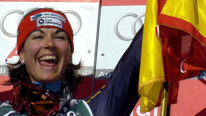 La ex esquiadora española María José Rienda, en una imagen de archivo celebrando una de sus victorias en la Copa del Mundo de esquí alpino. EFE/Barbara Gindl
