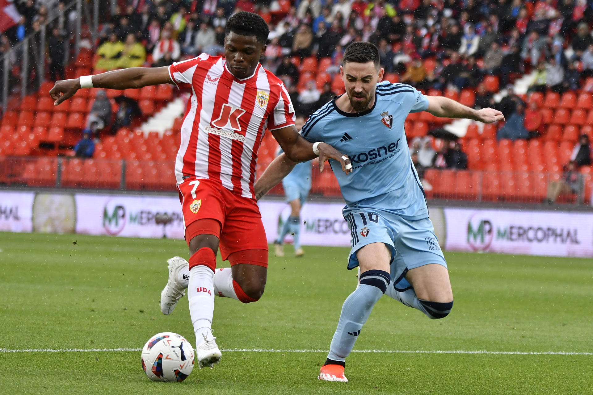 El delantero Belga de la U.D. Almería Largie Ramazanni disputa un balon con el centrocampista de Osasuna Moisés Gómez, durante el partido de LaLiga de la jornada 30 disputado en el Power Horse Stadium de Almería. EFE / Carlos Barba
