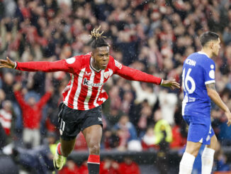 El centrocampista del Athletic Club Nico Williams celebra su gol, segundo del equipo vasco, durante el partido de vuelta de semifinales de la Copa del Rey que Athletic Club de Bilbao y Atlético de Madrid disputan este jueves en el estadio de San Mamés, en Bilbao. EFE/Luis Tejido