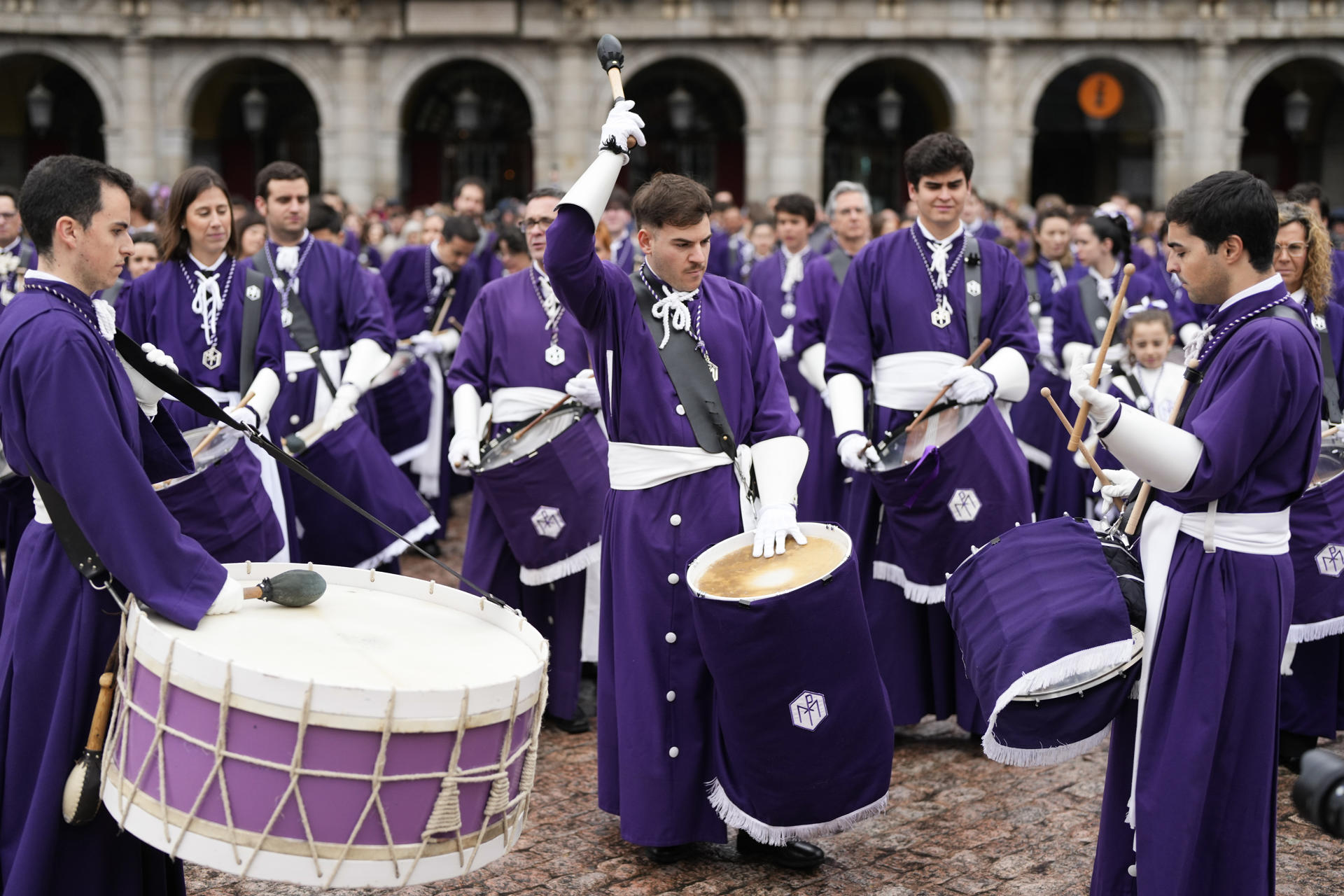 La tamborrada de Resurrección en la plaza Mayor de Madrid, en la que ha participado el alcalde José Luis Martínez Almeida, ha puesto el punto y final a la celebración de la Semana Santa 2024 en la capital. A pesar de la lluvia y del frío, varios centenares de personas han estado presentes, entre ellas la alcaldesa de Zaragoza, Natalia Chueca; la delegada madrileña de Cultura, Turismo y Deporte, Marta Rivera de la Cruz, y el portavoz de Vox en el Ayuntamiento de Madrid, Javier Ortega-Smith. EFE/ Borja Sanchez-Trillo
