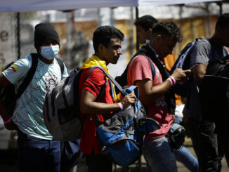 Personas migrantes de origen venezolano esperan, en un refugio temporal de Ciudad de Panamá (Panamá), en una fotografía de archivo. EFE/ Bienvenido Velasco