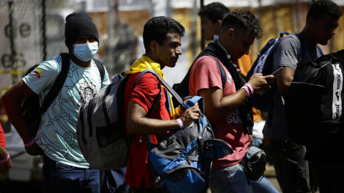 Personas migrantes de origen venezolano esperan, en un refugio temporal de Ciudad de Panamá (Panamá), en una fotografía de archivo. EFE/ Bienvenido Velasco
