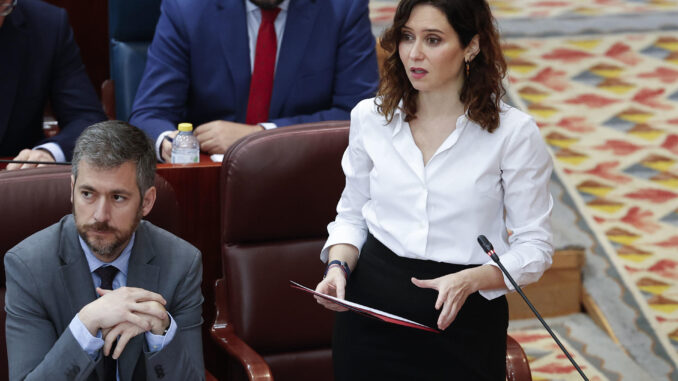 La presidenta de la Comunidad de Madrid, Isabel Díaz Ayuso, interviene en el pleno de la Asamblea de Madrid, este jueves. EFE/ Chema Moya
