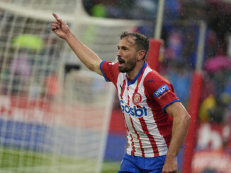 El delantero uruguayo del Girona Cristhian Stuani (d) celebra tras anotar el tercer gol ante el Betis, durante el partido de la jornada 30 de LaLiga EA Sports entre el Girona y el Betis, este domingo en el estadio de Montilivi en Girona.-EFE/ David Borrat