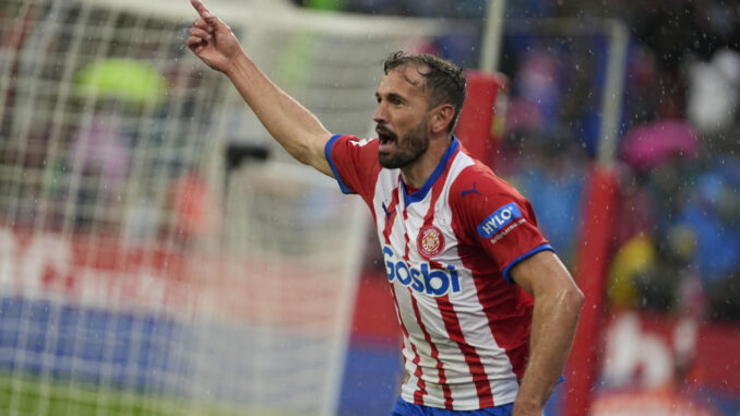 El delantero uruguayo del Girona Cristhian Stuani (d) celebra tras anotar el tercer gol ante el Betis, durante el partido de la jornada 30 de LaLiga EA Sports entre el Girona y el Betis, este domingo en el estadio de Montilivi en Girona.-EFE/ David Borrat
