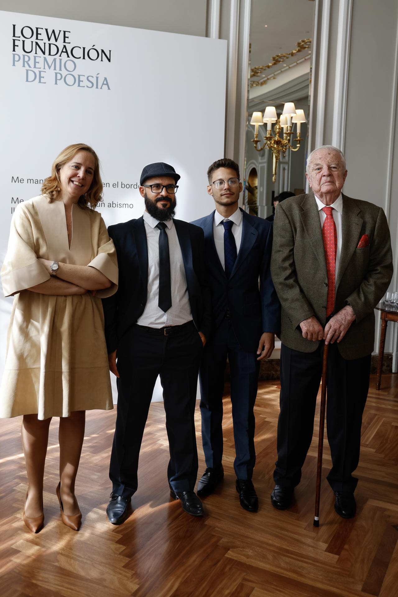 El poeta argentino Diego Roel (2i), junto al ganador de la Creación Joven, el cubano Ernesto Delgado (2d) y los organizadores Sheile Loewe y Enrique Loewe, durante el acto en el que ha recogido el Premio Internacional Loewe de Poesía 2023. EFE/Jimena Sánchez
