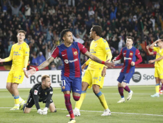 El delantero brasileño del FC Barcelona Raphinha celebra su gol, primero del equipo blaugrana, durante el partido de la jornada 30 de LaLiga que FC Barcelona y UD Las Palmas disputaron en el estadio olímpico Lluís Companys. EFE/ Marta Pérez