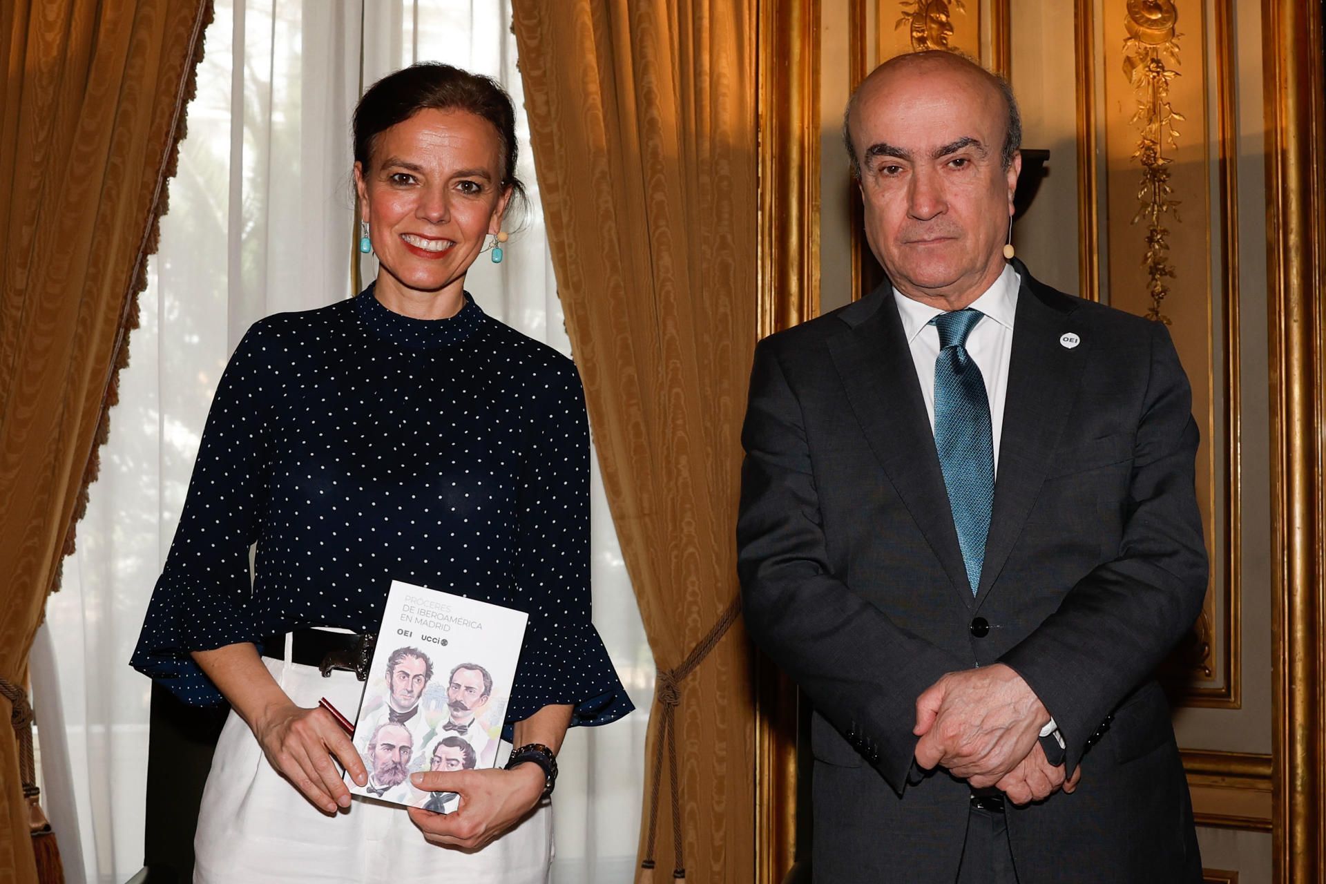 El secretario general de la OEI, Mariano Jabonero, y la secretaria general de UCCI, Almudena Maíllo, durante la presentación de "Próceres de Iberoamérica en Madrid'. EFE/J.J. Guillén
