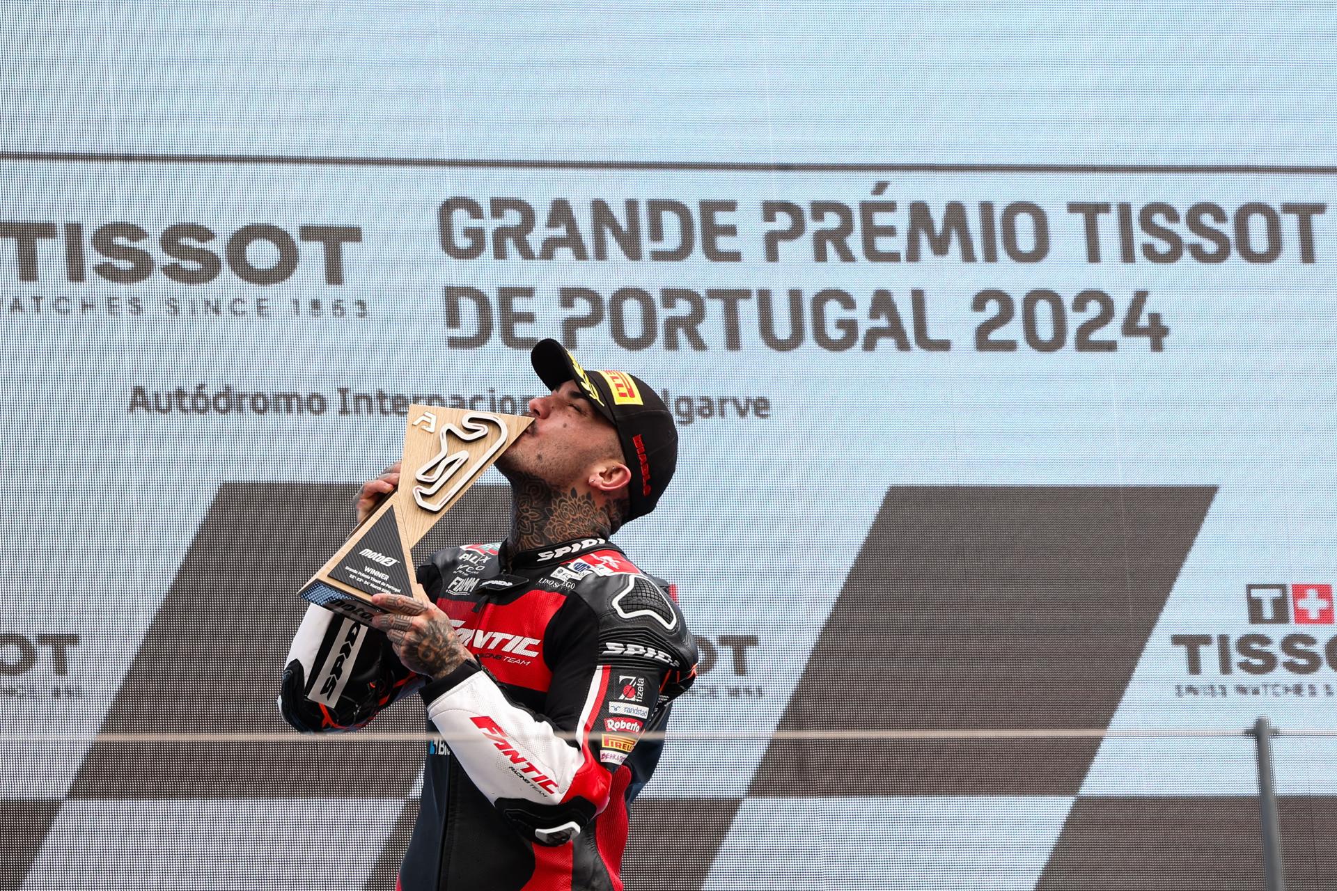 El español Aron Canet celebra su victoria en la carrera de Moto2 del Gran Premio de Motociclismo de Portugal, en Portimao, Portugal. EFE/EPA/JOSÉ SENA GOULAO
