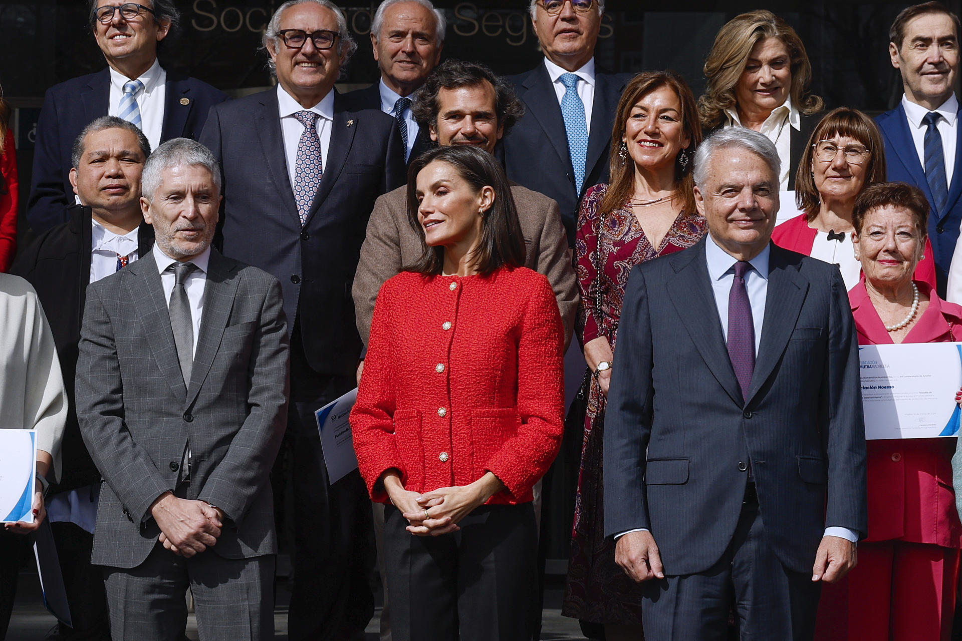 La reina Letizia posa junto al ministro de Interior, Fernando Grande-Marlaska (i), y del presidente del Grupo Mutua Madrileña, Ignacio Garralda, durante la entrega de la XII Convocatoria de Ayudas a Proyectos de Acción Social, concedidas por la Fundación Mutua Madrileña a proyectos de ONG, este lunes, en Madrid. EFE/ J.J. Guillén
