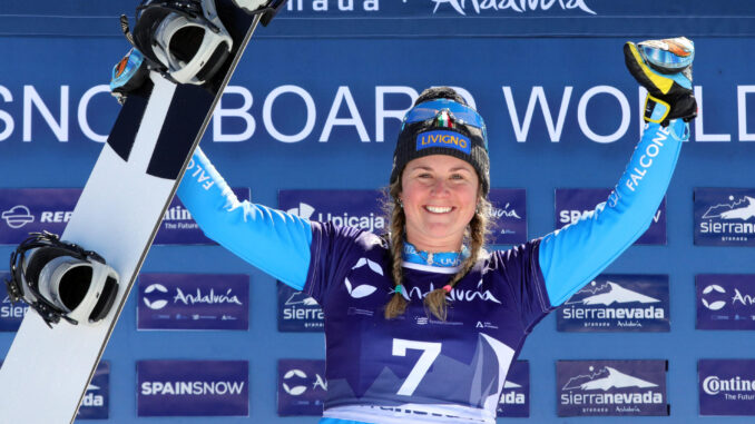 GRANADA (SIERRA NEVADA), 03/03/2024.- La italiana Michela Moioli festeja en el podio su triunfo en la segunda prueba de la Copa del Mundo de Snowboard cross, este domingo en Sierra Nevada. EFE. Pepe Torres.
