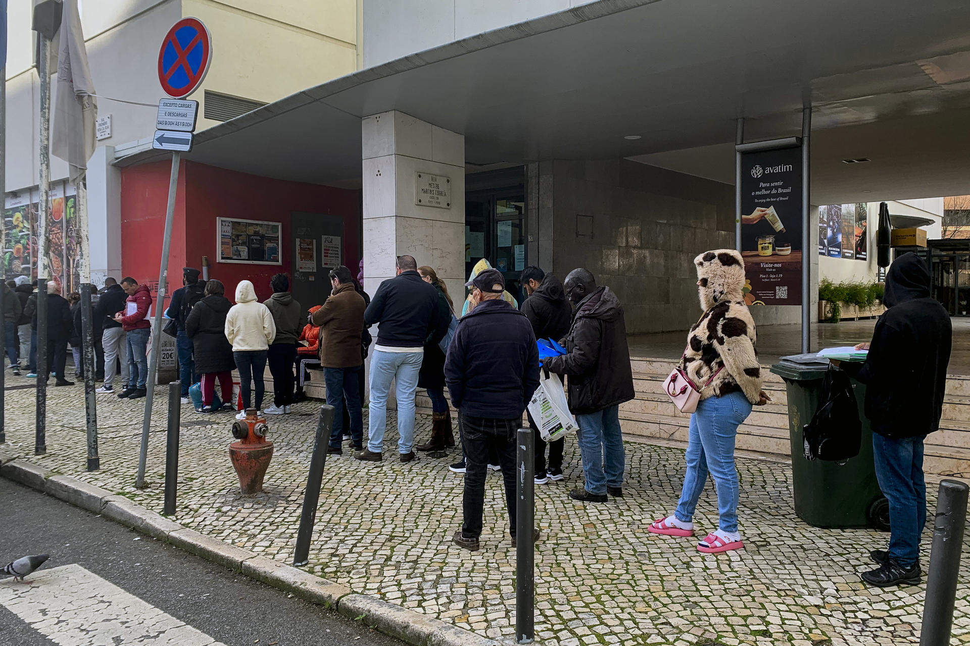 Tener todos los papeles que el funcionario quiera pedirte, hacer cola durante horas y armarse de paciencia: es la forma de enfrentarse a la burocracia 'a la portuguesa', un laberinto administrativo para el que los partidos prometen una salida en cada convocatoria electoral. En la 'Loja de Cidadão' ('Tienda de Ciudadano', un espacio que engloba varios servicios públicos), de Saldanha, en Lisboa, en la imagen, hay gente esperando desde las 06.00 de la mañana para resolver algún trámite. A las 09.00, cuando abre oficialmente, ya hay varios cientos de personas en una cola que da la vuelta a la manzana.- EFE/ Paula Fernández
