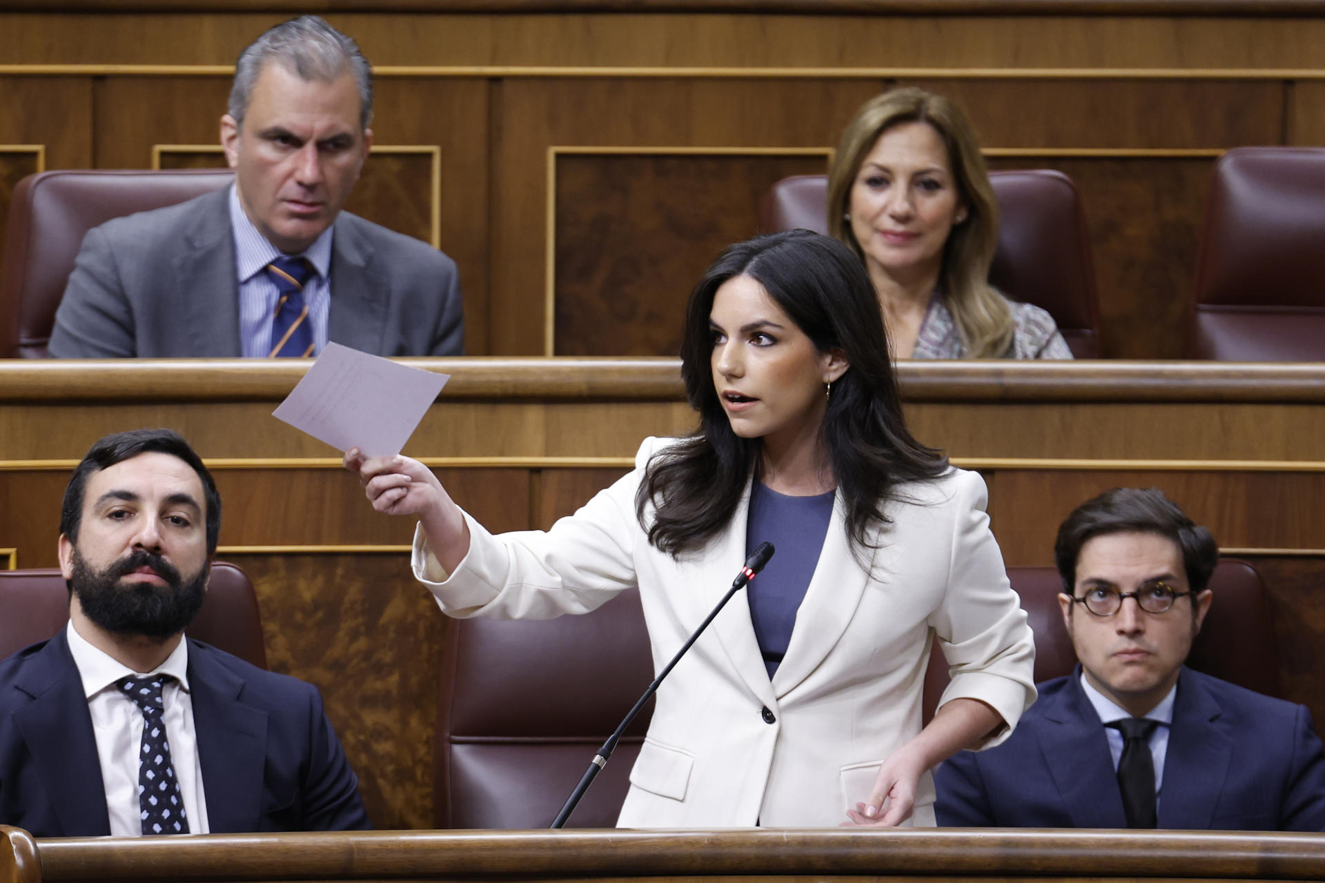 La portavoz de Vox en el Congreso, Pepa Millán, interviene durante la sesión de control al Gobierno este miércoles en el Congreso de los Diputados. EFE/ Javier Lizón
