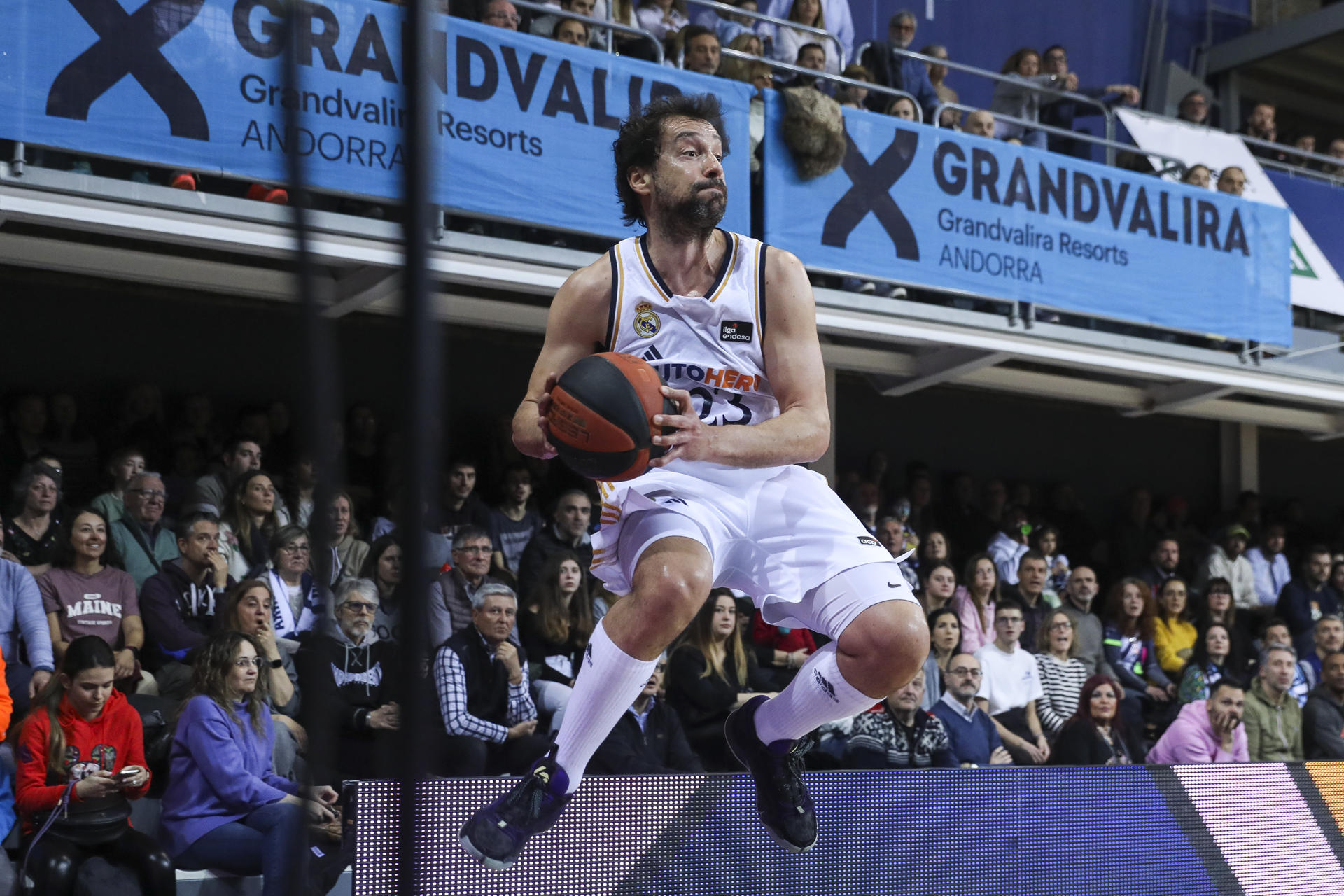 Sergio Llull escolta del Real Madrid, durante el partido de la vigésima tercera jornada de la Liga Endesa contra el Morabanc Andorra, que se disputó en el Polideportivo de Andorra. EFE / Fernando Galindo
