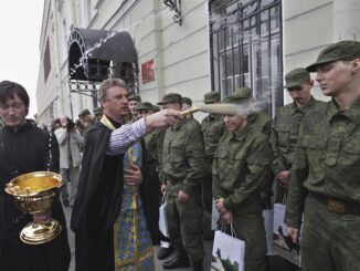 Un sacerdote bendice a jóvenes reclutas rusos en una imagen de archivo. EFE/Anatoly Maltsev