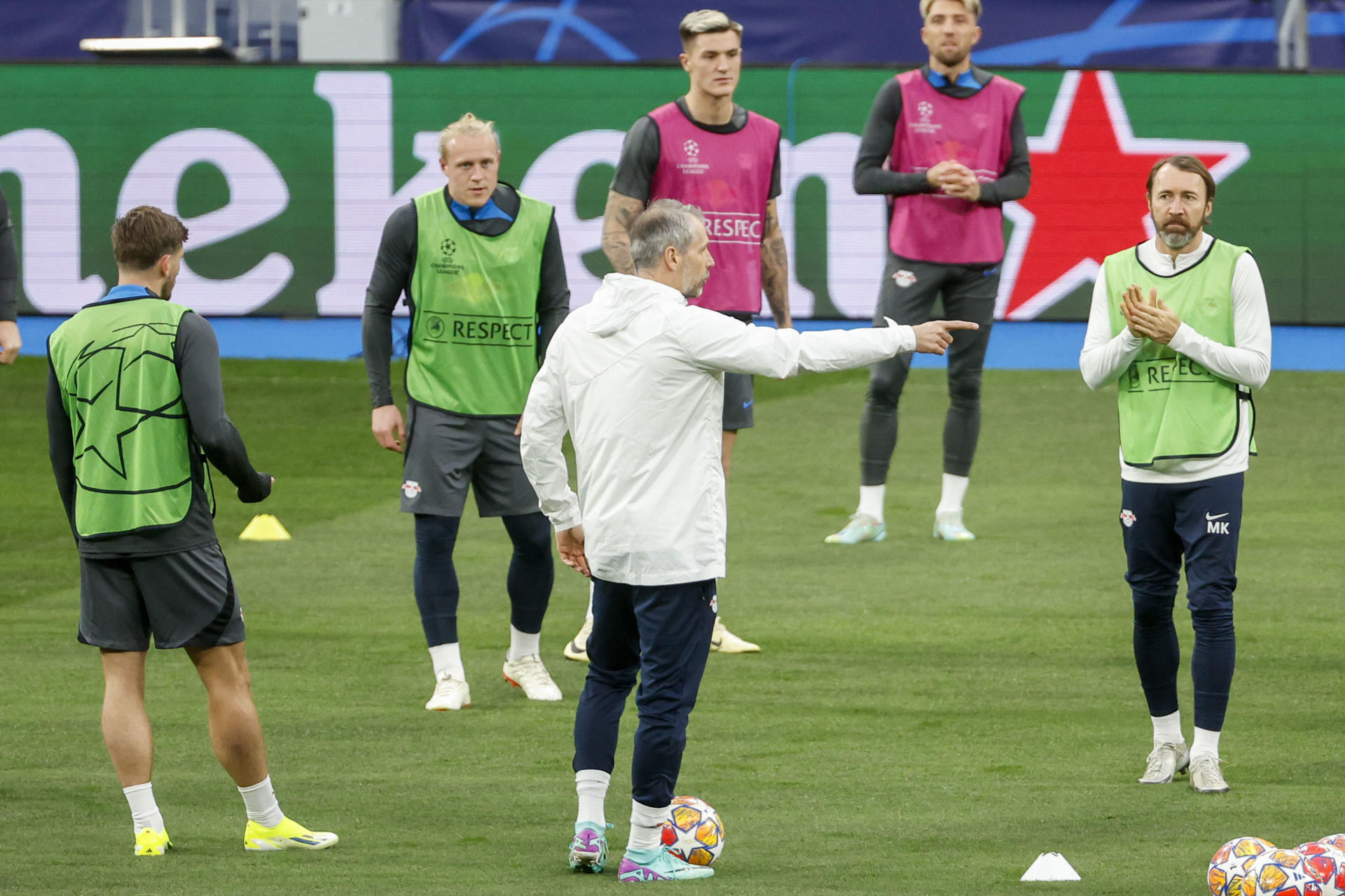 El entrenador del Leipzig, Marco Rose (c), dirige el entrenamiento del equipo este martes en el Estadio Santiago Bernabéu, en Madrid, en la víspera del encuentro de vuelta de octavos de final ante el Real Madrid. EFE/JuanJo Martín
