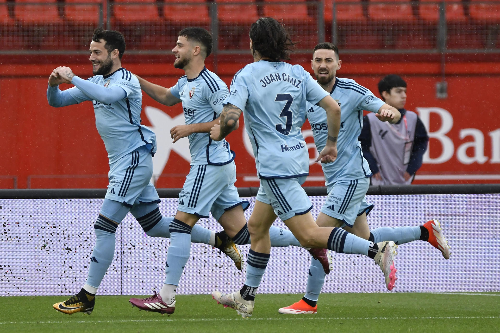 El delantero de Osasuna José Arnáiz (i), celebra su gol contra el Almería, durante el partido de LaLiga de la jornada 30 disputado en el Power Horse Stadium de Almería. EFE / Carlos Barba
