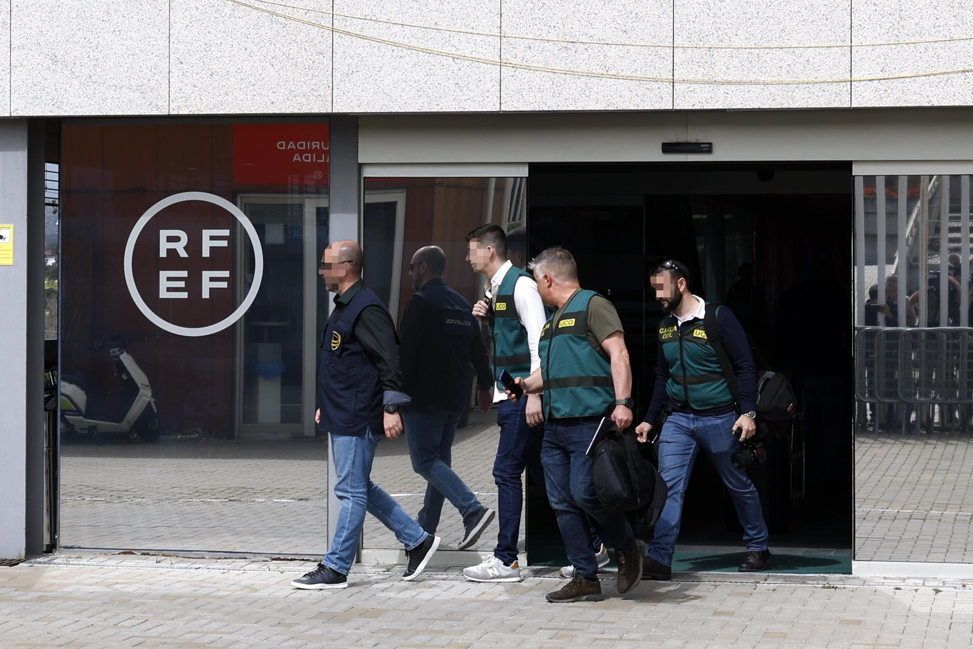 Agentes de la UCO a la salida este miércoles de la sede de la Federación Española de Fútbol (RFEF) EFE/J.J. Guillén
