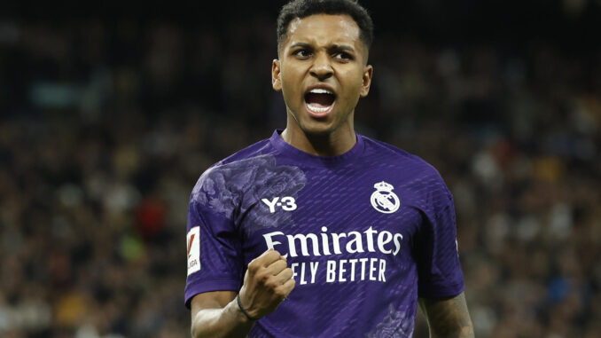 El delantero brasileño del Real Madrid Rodrygo Goes celebra su segundo gol durante el partido de la jornada 30 de LaLiga que Real Madrid y Athletic Club de Bilbao disputaron en el estadio Santiago Bernabéu, en Madrid. EFE/Chema Moya
