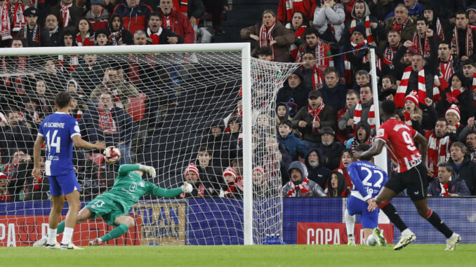 El delantero del Athletic Club Iñaki Williams (d) dispara a puerta para marcar su gol, primero del equipo vasco, durante el partido de vuelta de semifinales de la Copa del Rey que Athletic Club de Bilbao y Atlético de Madrid disputaron en el estadio de San Mamés, en Bilbao. EFE/Miguel Tona
